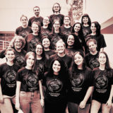 Profissionais do Projeto Ecoar em pé numa escadaria